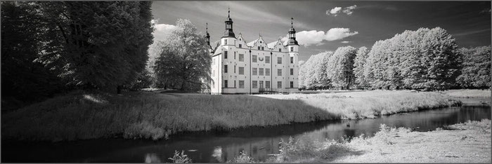 Infrarot-Panorama-Foto von Schloss Ahrensburg. Fotoman 6x17 cm, IR 715 nm Filter, Rollei Superpan 200 Film. Copyright Dierk Topp / www.bonnescape.de