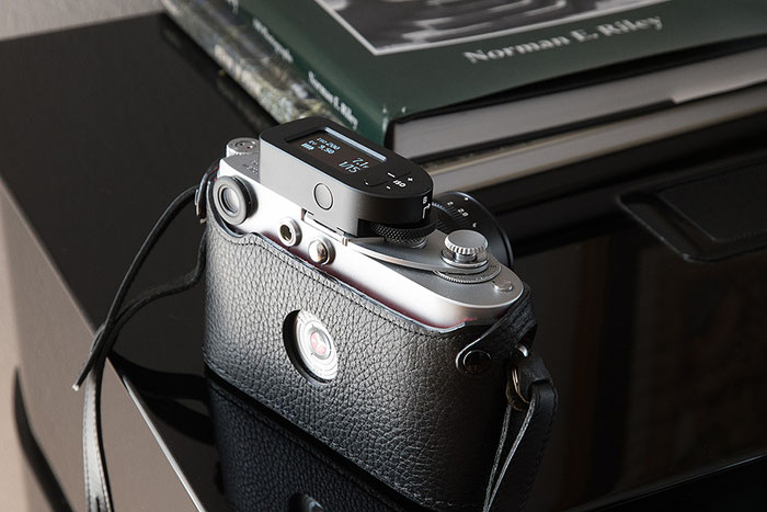 Rückansicht des neuen KEKS Belichtungsmessers M-Meter auf einer Leica M2. Foto: bonnescape.de