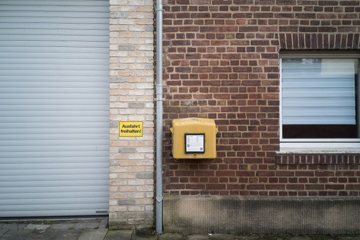 Backstein-Hausfassade mit gelbem Briefkasten, Praxistest Verzeichnung des Viltrox AF 28mm f/4.5 VCM Asph ED. Foto: bonnescape.de