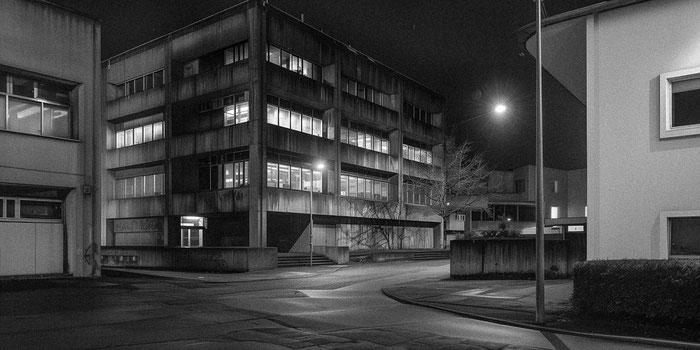 Beispiel für brutalistische Architektur im städtischen Umfeld. Individual Prompt/KI.www.bonnescape.de