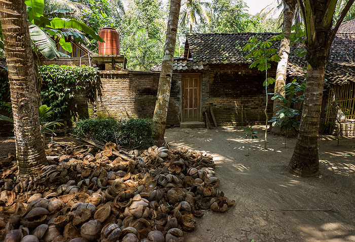 Reisefotografie: Hinter dem Haus werden Kokosnussschalen getrocknet, um als Brennstoff verwendet zu werden. LEICA M9, mit ZEISS Biogon 2,8/21 mm, Foto: Klaus Schoerner