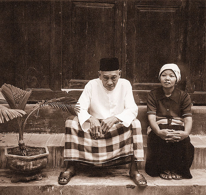 Bapak Reja und seine Ehefrau auf den Stufen ihres Hauses. Exakta 66 mit 2,8/80mm. Copyright 1999 by Klaus Schoerner