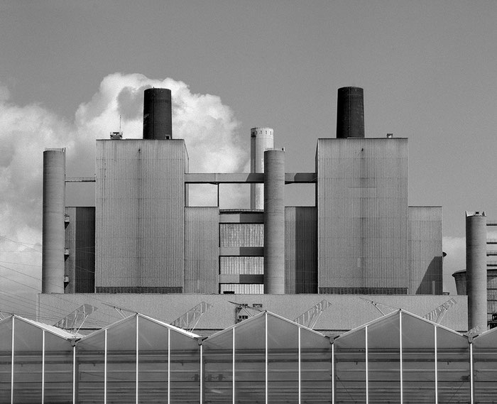 Gewächshäuser vor Kraftwerk, Niederaussem 2025, Aufnahme auf KENTMERE PAN 200, Entwicklung in Perceptol. Foto: Klaus Schörner