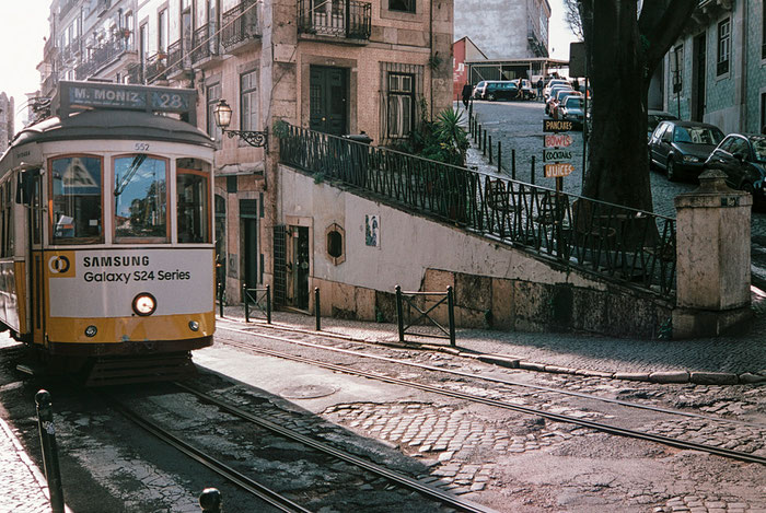 Trambahn in Lissabon, Reflx Lab PRO 100 Farbnegativfilm im Filmtest. Foto: bonnescape.de