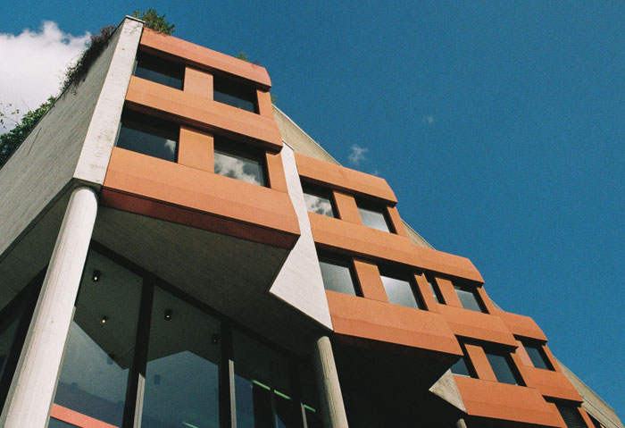 Hochschule für Musik und Tanz Köln. Architekten: Werkgruppe 7 und Bauturm, Bauzeit 1973-77. Foto: Dr. Klaus Schörner, Sept. 25