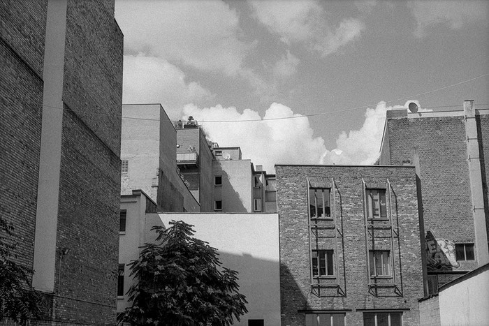 Hinterhoffassaden, Köln, 2025, Aufnahme auf KENTMERE PAN 200, Entwicklung in Perceptol. Foto: Klaus Schörner