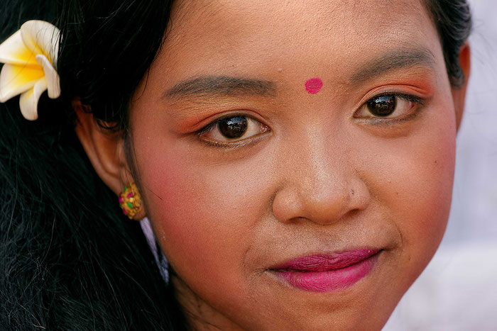 Portrait einer Tänzerin auf Bali. Kamera SONY Alpha 99. Copyright 2013 by Rolf Lohmann / www.bonnescape.de