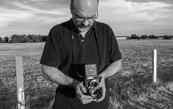 Praxistest ROLLEIFLEX 2,8 GX, Kamerahaltung beim Fotografieren mit dem Schachtsucher. Foto: bonnescape