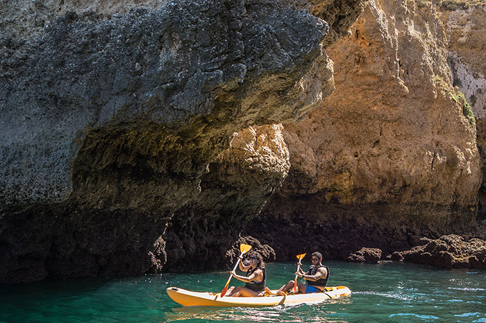 Die Höhlen und Schluchten der Ponta da Piedade können nur per Boot erkundet werden. Foto: Klaus Schoerner