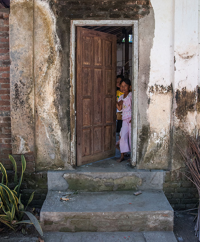 Reisefotografie: Die Hintertür eines javanischen Bauernhauses mit Scheune. LEICA M9, mit ZEISS Biogon 2,0/35 mm, Foto: Klaus Schoerner