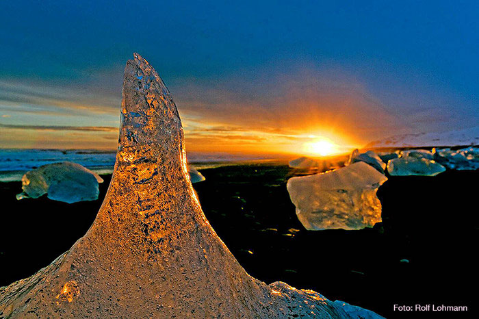 Eisbrocken im Sonnenuntergang. Foto Rolf Lohmann