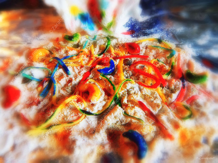 Spätzle, Mehl und bunte Speisefarben