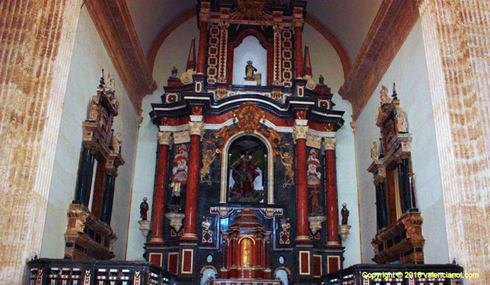 En la iglesia de San Miguel hace unos años por su mal estado de conservación se restauraron los frescos y pulieron el pavimento. 