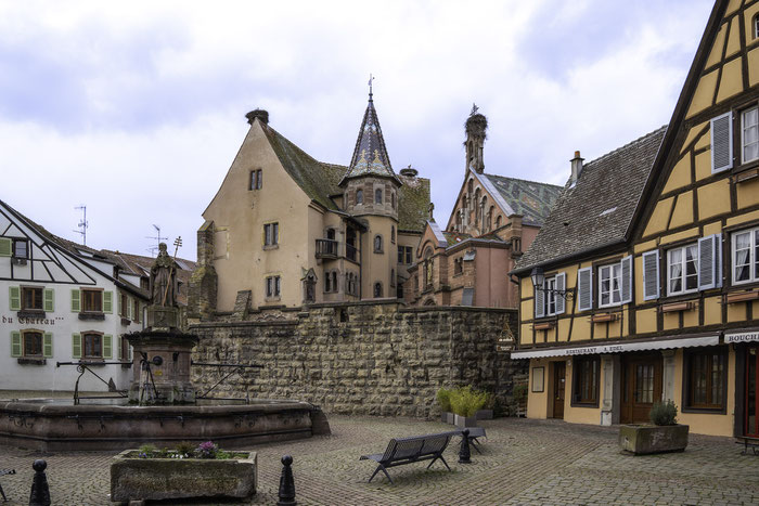 Bild: Vor der Chapelle Saint-Léon IX und der Burg in Eguisheim im Elsass, Frankreich