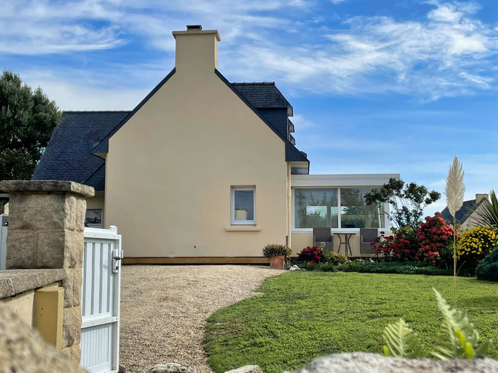Blick auf das Grundstück von Ferienhaus Tal Ar Mor in der Bucht von Audierne. Private Stellflächen für mehrere PKW und geschlossenes Grundstück
