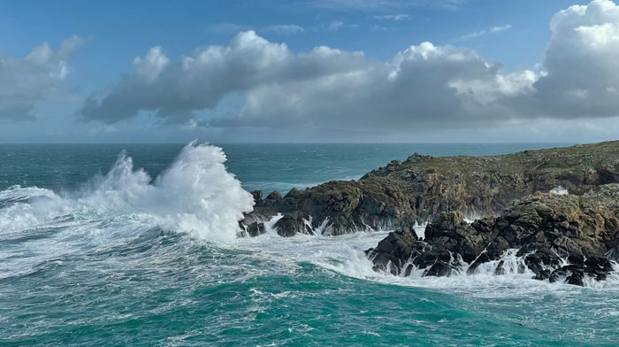 Winter in der Bretagne, stürmische Wellen an der Pointe de Trénaouret, Cap Sizun