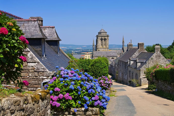 Locronan, mittelalterliches Städtchen, Hortensienblüte in Locronan, Ausflug