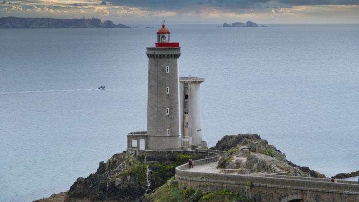 Der Phare du Petit Minou mit der geschwungenen Steinbrücke vor der Hafeneinfahrt von Brest.