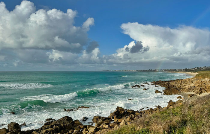 Küstenlandschaft am Cap Sizun, türkisblaues Wasser, Wellen, Sonne und Wolken