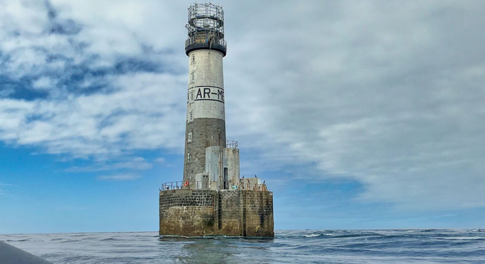 Leuchtturm Ar Men hinter der Île de Sein im Atlantik