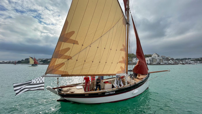 Traditionssegler Jean Moulin im Hafen von Audierne, Langustenfänger, Segeltouren