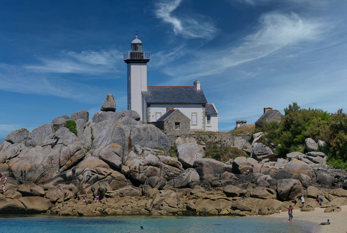 Der weiße Leuchtturm Phare de Pontusval auf Granitfelsen am Strand von Porspol in der Bretagne.