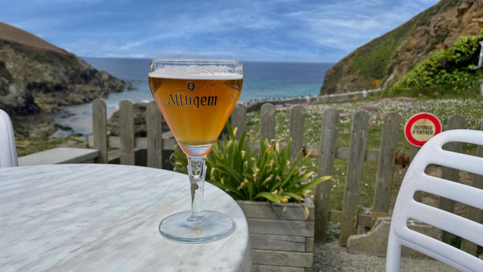 Die Buvette in Pors Théoalen, Bar-Café direkt am Atlantik, Cap Sizun, Bretagne, ein Affligem auf der Terrasse