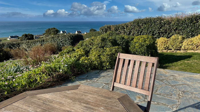 Sonnige Terrasse mit Panoramameerblick im eingezäunten Garten von Ker Armor in Plouhinec