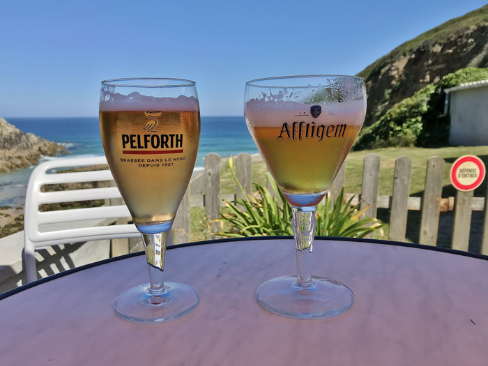 Die Buvette in Pors Théoalen, Bar-Café direkt am Atlantik, Cap Sizun, Bretagne, ein kühles Bier auf der Terrasse