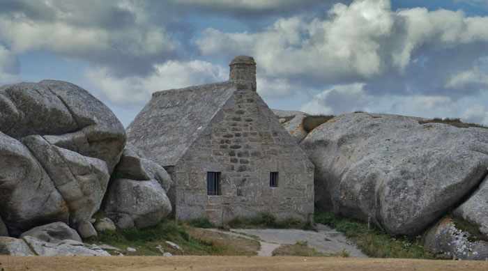 Historisches Wachhaus in Meneham zwischen riesigen Granitfelsen an der Nordküste der Bretagne.
