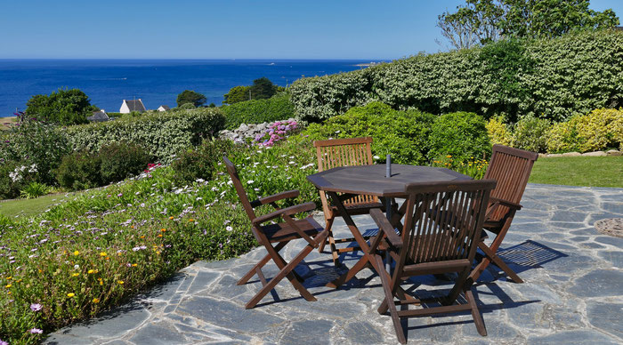 Ein herrlicher Sitzplatz mit Teak Möbeln auf der Terrasse unseres Ferienhauses in Panoramalage in Plouhinec