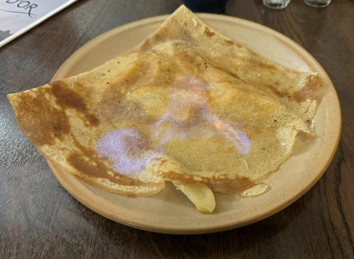 Flambierte Crêpe, mit karamelisierten Äpfeln gefüllt und mit Lambig flambiert