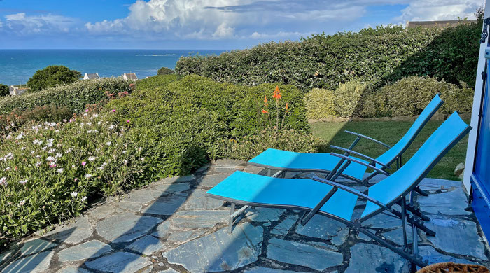 Urlaub in der Bretagne, vom Liegestuhl aus den Atlantik betrachten, unser Ferienhaus Ker Armor macht das möglich.