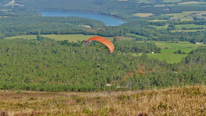 Gleitschirmflieger am Ménez-Hom in der Bretagne