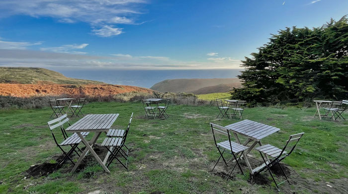 Tische im Garten von Monsieur Papier, Café in Plogoff, Cap Sizun, Pointe du Raz