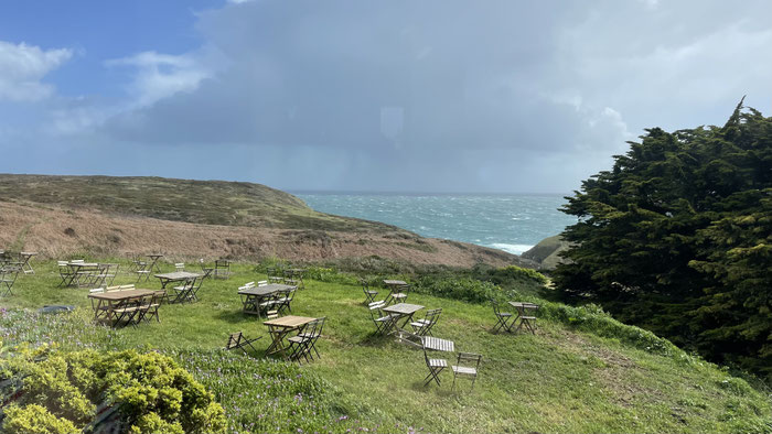 Tische im Garten von Monsieur Papier, Café in Plogoff, Cap Sizun, Pointe du Raz