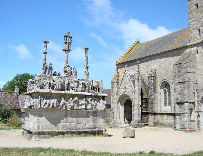 Die Kirche Notre Dame de Tronoën und der Calvaire, Pays Bigouden, Finistère, Bretagne