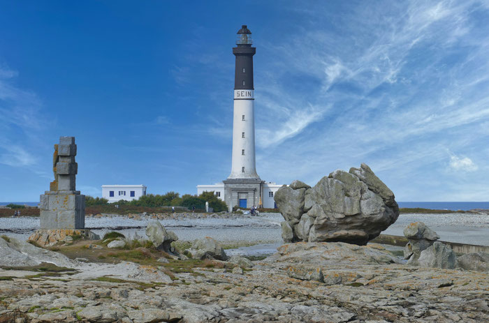 Grand Phare der Île de Sein und das Denkmal für die freien Bretonen,  „Kentoc’h Mervel“ – Lieber sterben (als sich beugen)