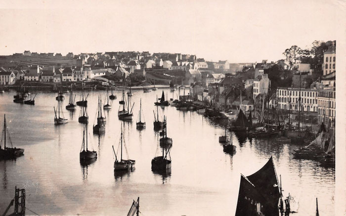 Alte Postkarte, Hafen von Audierne mit den Kais
