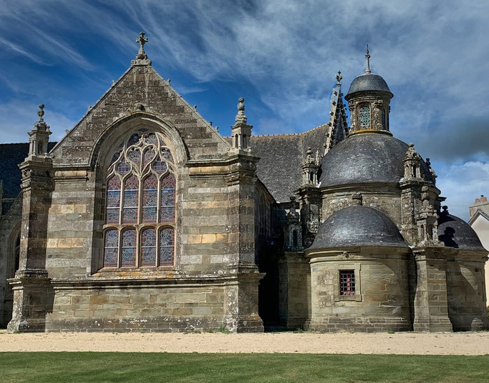 Der umfriedete Pfarrbezirk von Pleyben, die Kirche Saint-Germain