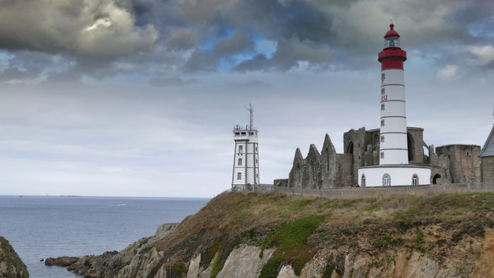 Ruinen der Abtei Saint-Mathieu und der Leuchtturm an der Steilküste am Ende der Welt im Finistère.