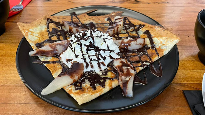 Süße Crêpe in der Bretagne, mit Schokolade, Birne und Sahne
