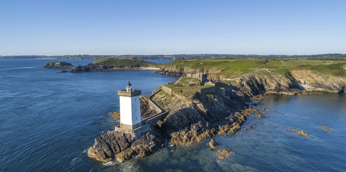 Viereckiger Granit-Leuchtturm Phare de Kermorvan auf der Halbinsel bei Le Conquet, West-Bretagne.