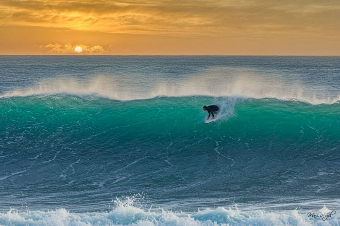 Surfer vor Lervily, Profis in der perfekten Welle, Bucht von Audierne, Pointe de Lervily