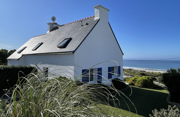 Blick auf den schönen Garten und das Ferienhaus Ker Armor, im Hintergrund der Atlantik und die Bucht von Audierne.