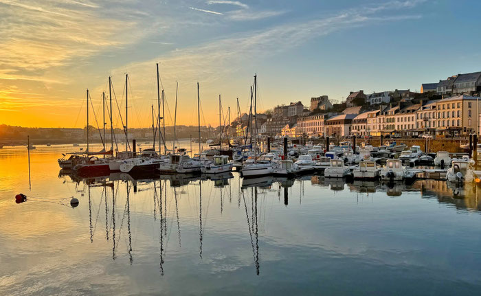 Audierne, Cap Sizun, Bucht von Audierne, Finistère, Bretagne, Panorama von Stadt und Hafen