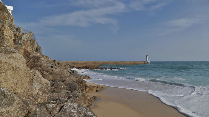 Audierne, Cap Sizun, Plage de Trescadec, Blick auf den Leuchtturm Raoulic