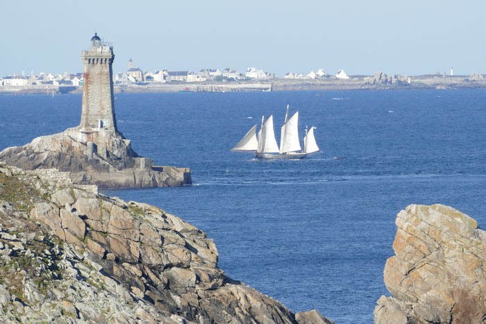 Segelschiff Corentin vor der Pointe du Raz, Phare de la Vieille, Île de Sein
