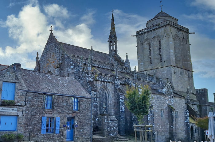 Locronan, mittelalterliches Städtchen, Kirche und Granithäuser