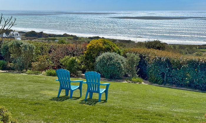 Garten von Ferienhaus Ker Armor, Plouhinec, Cap Sizun, Bucht von Audierne, Meerblick und Blick auf den Strand von Mesperleuc